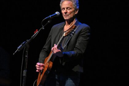 Suposta stalker de Lindsey Buckingham comparece ao tribunal após se declarar inocente