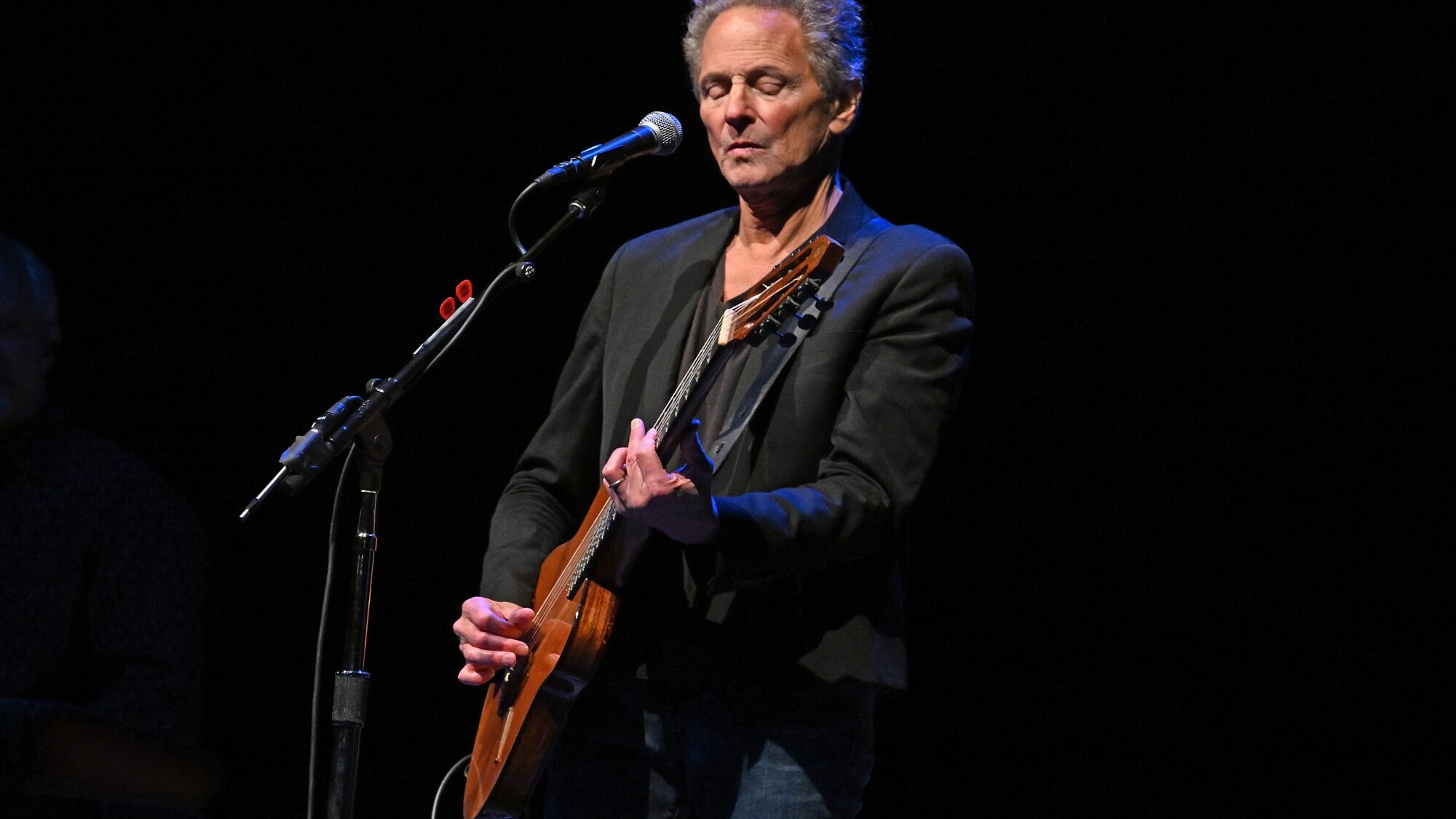 Suposta stalker de Lindsey Buckingham comparece ao tribunal após se declarar inocente