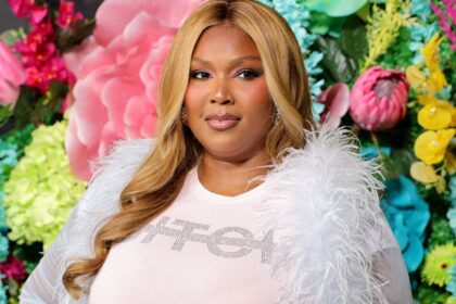 Lizzo critica algoritmos “racistas” e “gordofóbicos” por prejudicarem a indústria da música