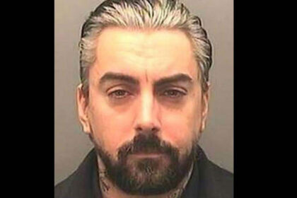Júri é dispensado em julgamento sobre morte de Ian Watkins, ex-Lostprophets