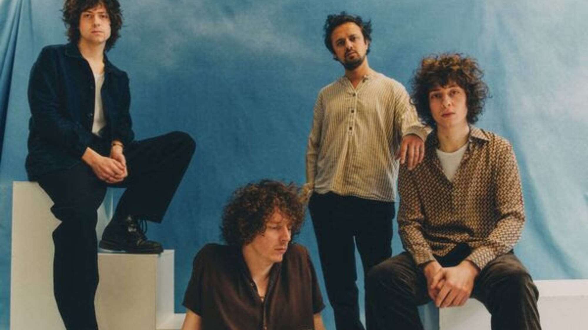 Mystery Jets anuncia novo álbum “A Hole To See The Sky Through” para agosto