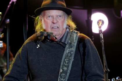 Neil Young faz retorno surpresa aos palcos em concerto beneficente
