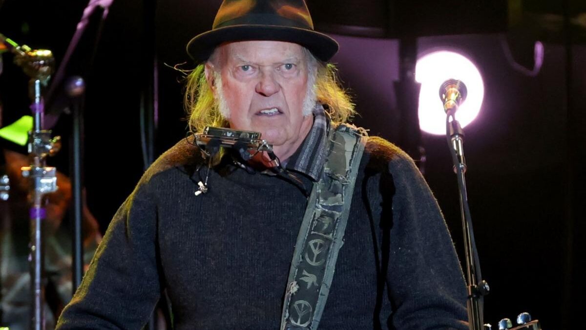 Neil Young faz retorno surpresa aos palcos em concerto beneficente