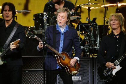 Paul McCartney encerra 51ª temporada do “SNL” com performance surpresa de “Coming up”