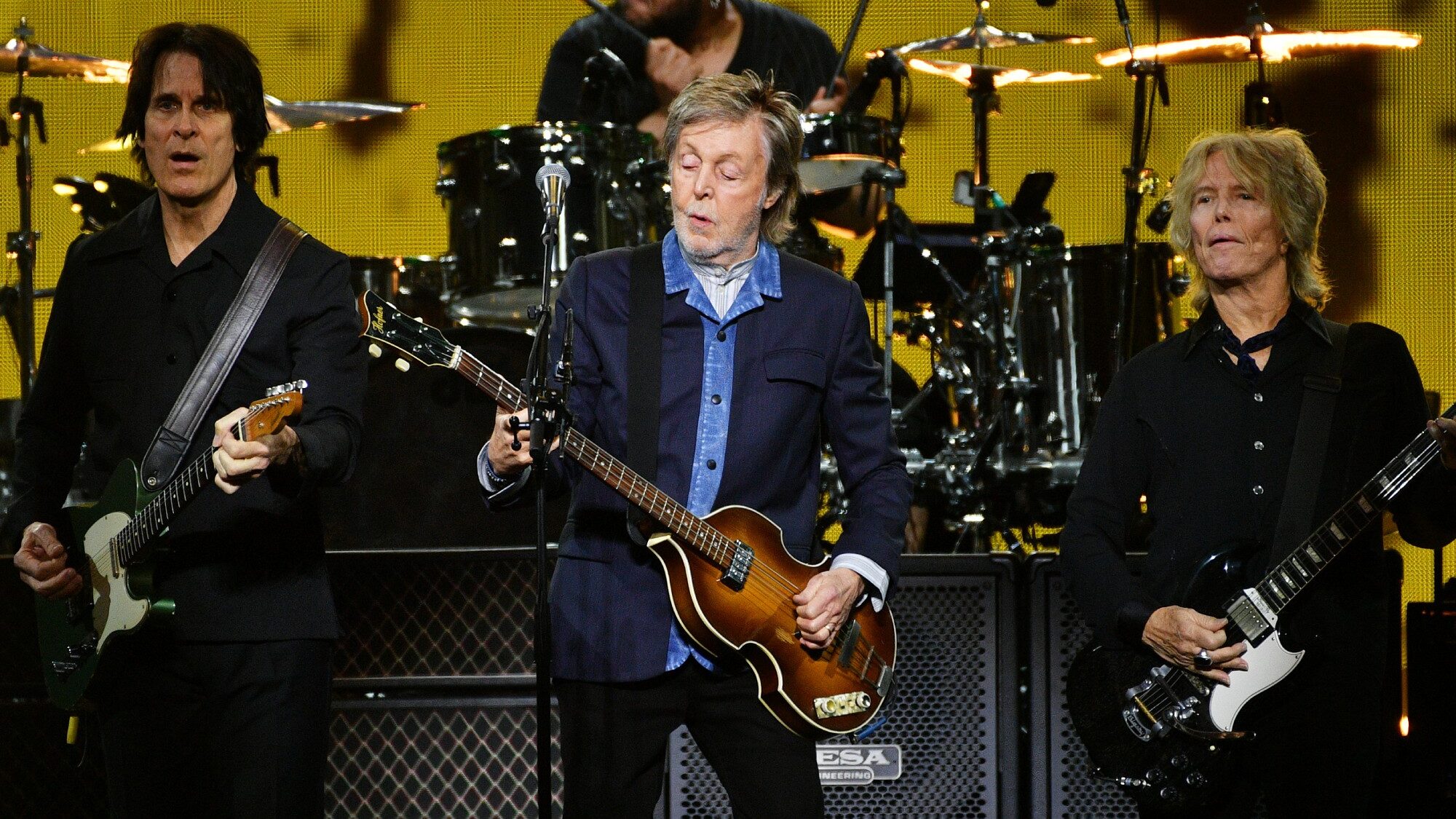 Paul McCartney encerra 51ª temporada do “SNL” com performance surpresa de “Coming Up”