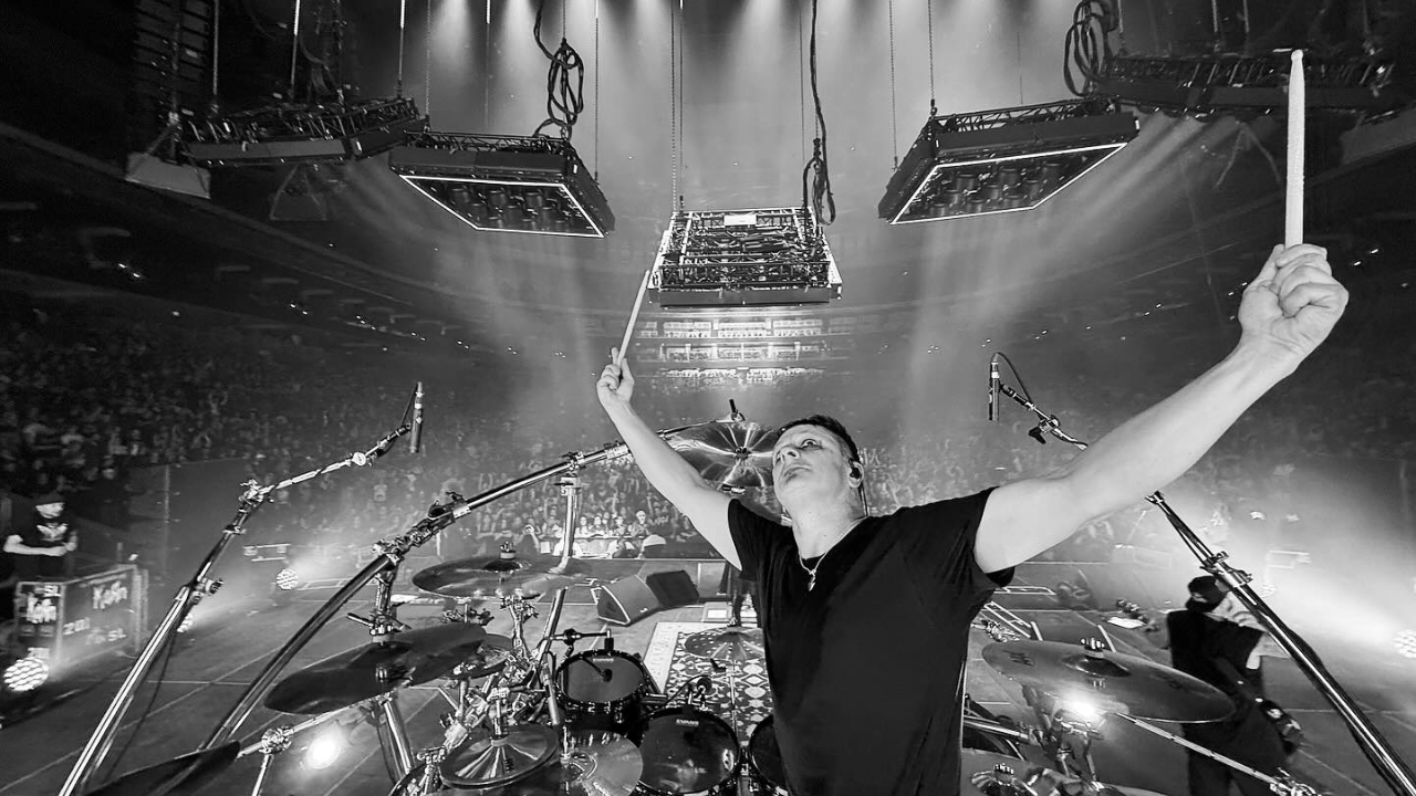 Ray Luzier / Korn. Crédito: Reprodução/Facebook Oficial