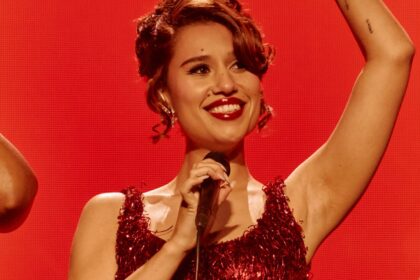 Raye é homenageada com dois Guinness World Records após Brit Awards