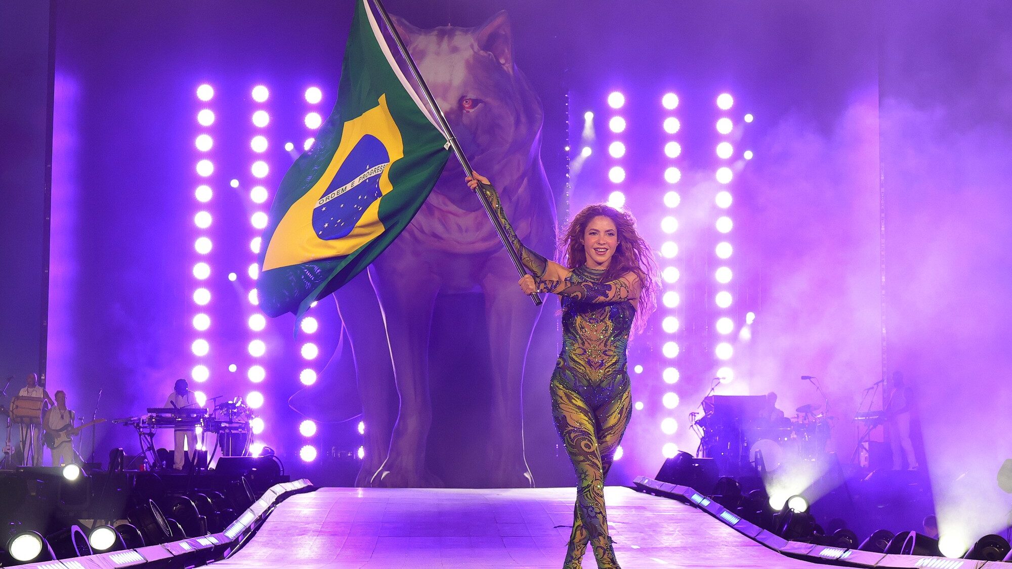 Shakira faz show histórico para 2 milhões na Praia de Copacabana