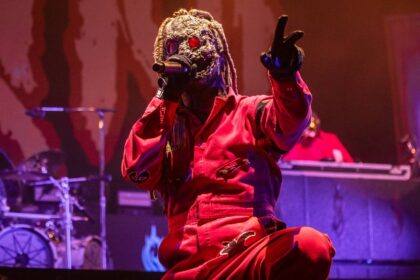 Slipknot anuncia lançamento físico completo de “Look Outside Your Window”