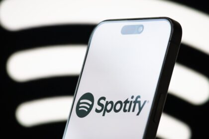 Spotify e Universal Music fecham acordo para covers e remixes com IA feitos por fãs