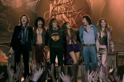 Suki Waterhouse revela inspiração musical em “Daisy Jones And The Six” e novo álbum