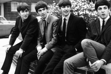 Em 1962, a Decca rejeitou os Beatles e, um ano depois, fechou contrato com os Rolling Stones