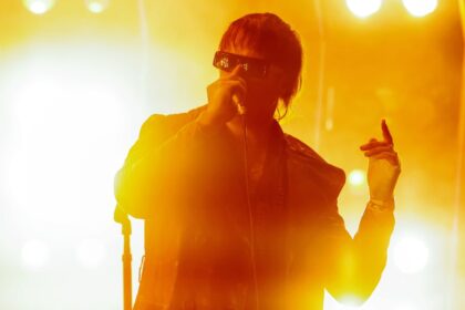 The Strokes lançam single “Falling out of love” do álbum “Reality awaits”