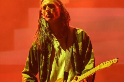 Nick Valensi, do The Strokes, fará pausa temporária na turnê