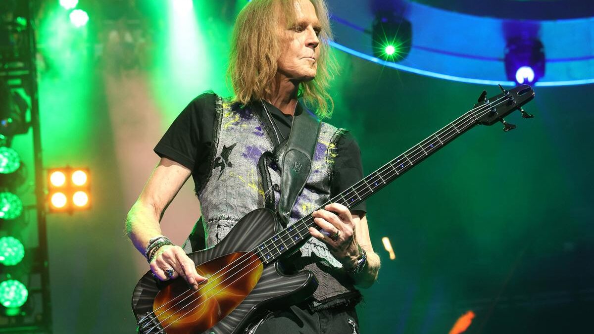 Tom Hamilton, do Aerosmith, lança álbum com nova banda, Close Enemies, e relembra o início da carreira