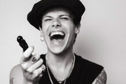 Mandado de prisão é emitido contra mulher acusada de perseguir Yungblud