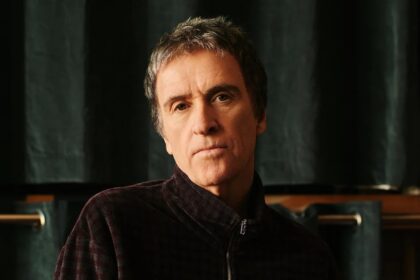 Johnny Marr anuncia leilão beneficente de quase 100 guitarras de sua coleção pessoal
