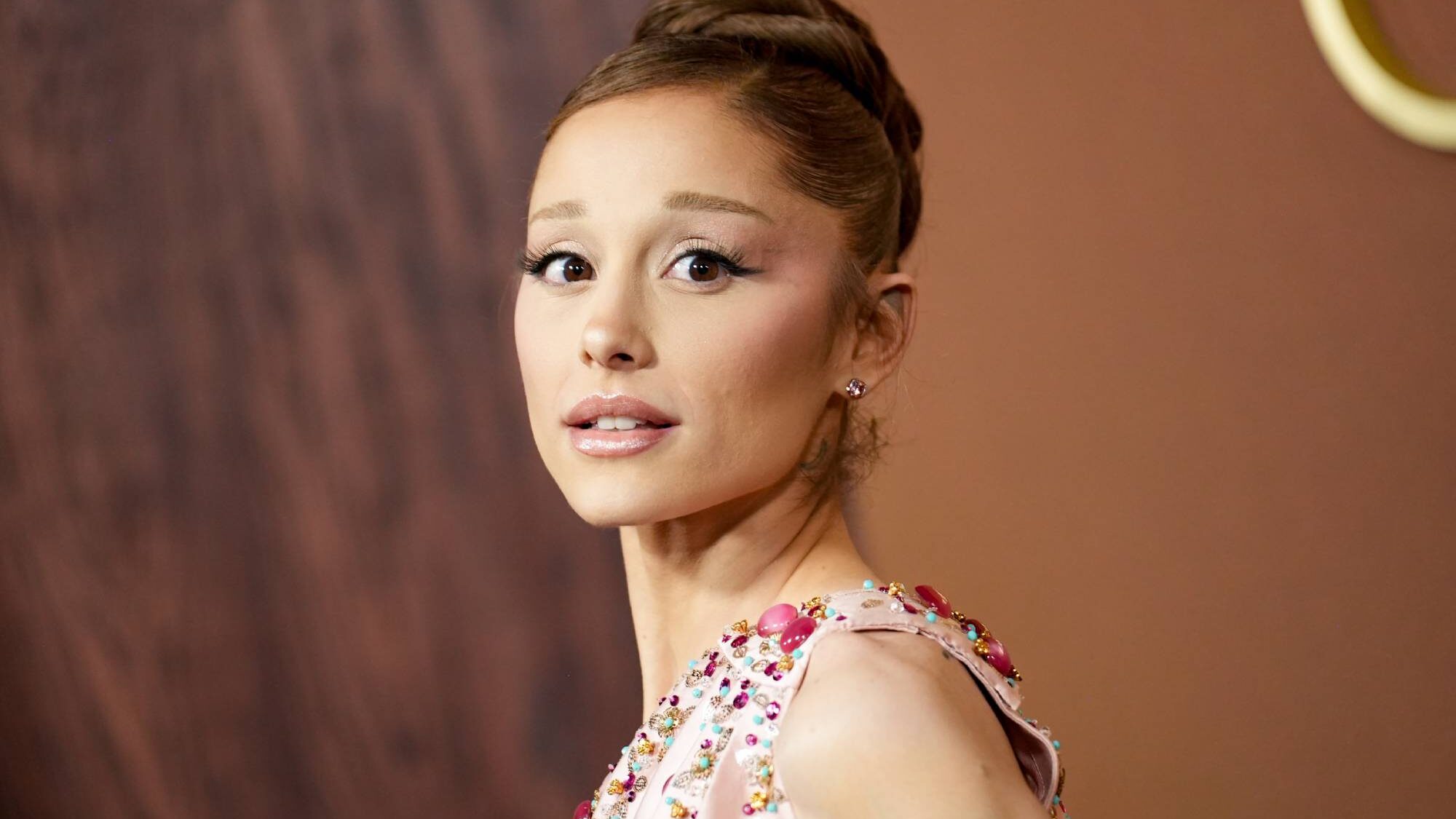 Ariana Grande divulga tracklist completa do álbum “Petal”
