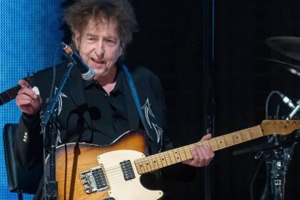 Bob Dylan faz mudanças em sua banda ao vivo com saída de dois guitarristas