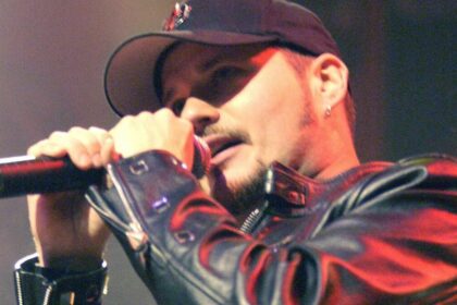 Ripper Owens lamenta que Judas Priest tenha apagado sua era, mas celebra a diversão
