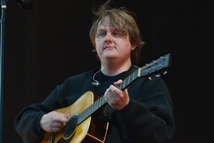 Lewis Capaldi anuncia novo álbum e fala sobre saúde mental no TRNSMT 2026