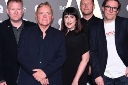 Dois membros originais do New Order se afastam por motivos de saúde