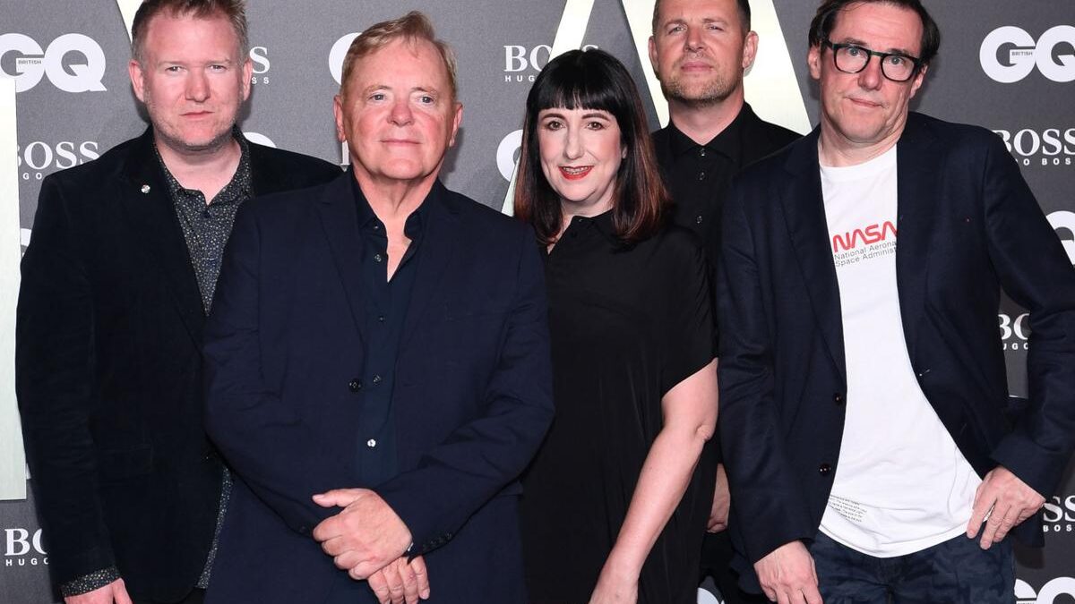 Dois membros originais do New Order se afastam por motivos de saúde