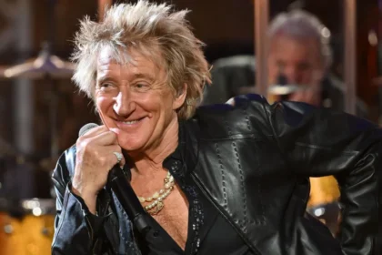 Rod Stewart é criticado por ir a jogo da Copa do Mundo após cancelar show por doença