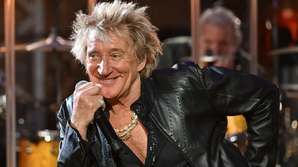 Rod Stewart é criticado por ir a jogo da Copa do Mundo após cancelar show por doença