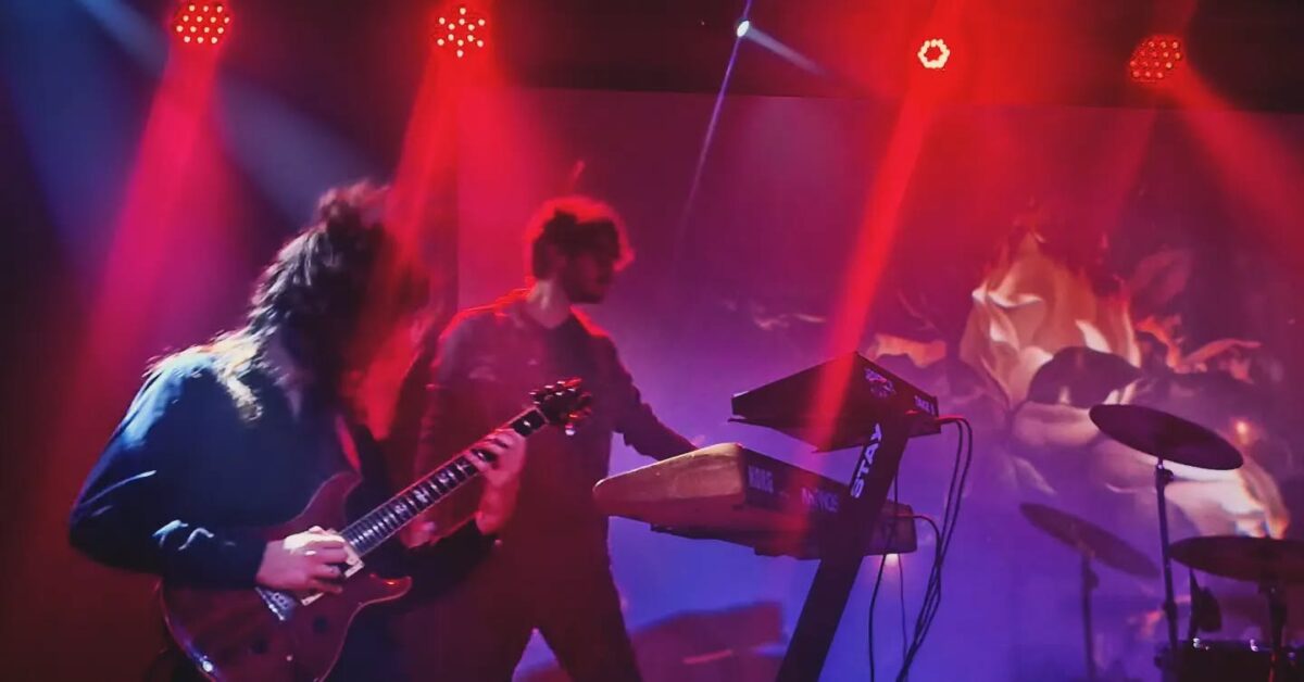 Pravus ao vivo no Espaço Music Hall; Danilo batendo cabeça e Farsky dominando os teclados; Créditos: Maurício Silva