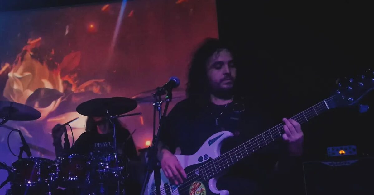 Pravus ao vivo no Espaço Music Hall; Duemd no baixo botando peso as estruturas e Doug atrás quebrando tudo com a bateria; Créditos: Maurício Silva