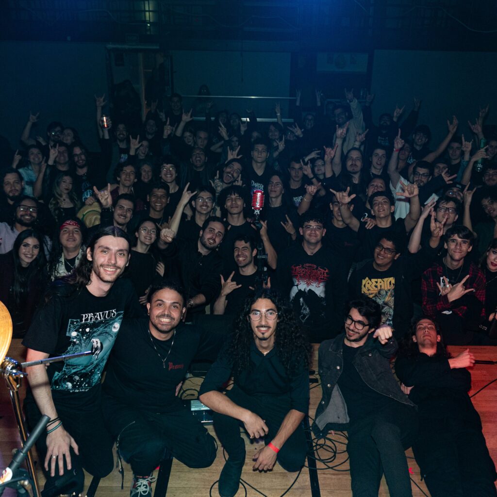 Foto da banda após a realização do show no Espaço Music Hall em Pinheiros; Créditos: @danivision.raw e Pravus