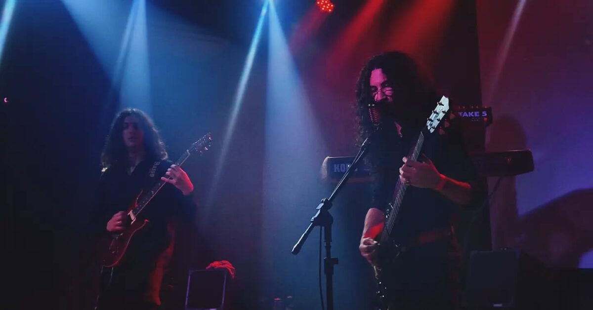 Pravus ao vivo no Espaço Music Hall; Danilo e Guilherme arrebentando com as guitarras; Créditos: Maurício Silva