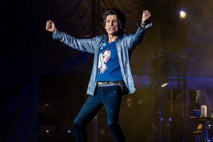 Ronnie wood recebe alta médica e celebra vida sem câncer aos 79 anos