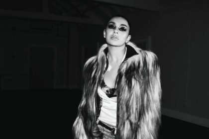 Charli Xcx lança a B-side “If You Take Away The Music Then What Has She Got?” antes de novo álbum