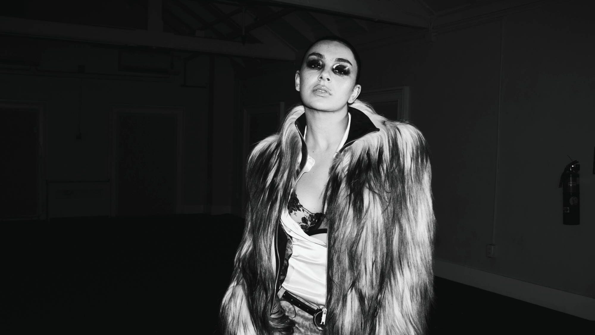 Charli Xcx lança a B-side “If You Take Away The Music Then What Has She Got?” antes de novo álbum