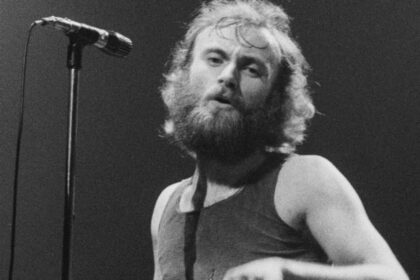Steve Hackett revela a relutância de Phil Collins em ser vocalista do Genesis