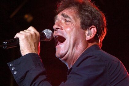 Huey Lewis fala sobre o fim da carreira musical e encontra novo hobby após perda de audição