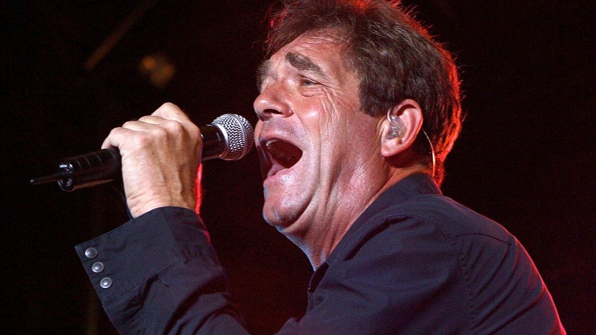 Huey Lewis fala sobre o fim da carreira musical e encontra novo hobby após perda de audição