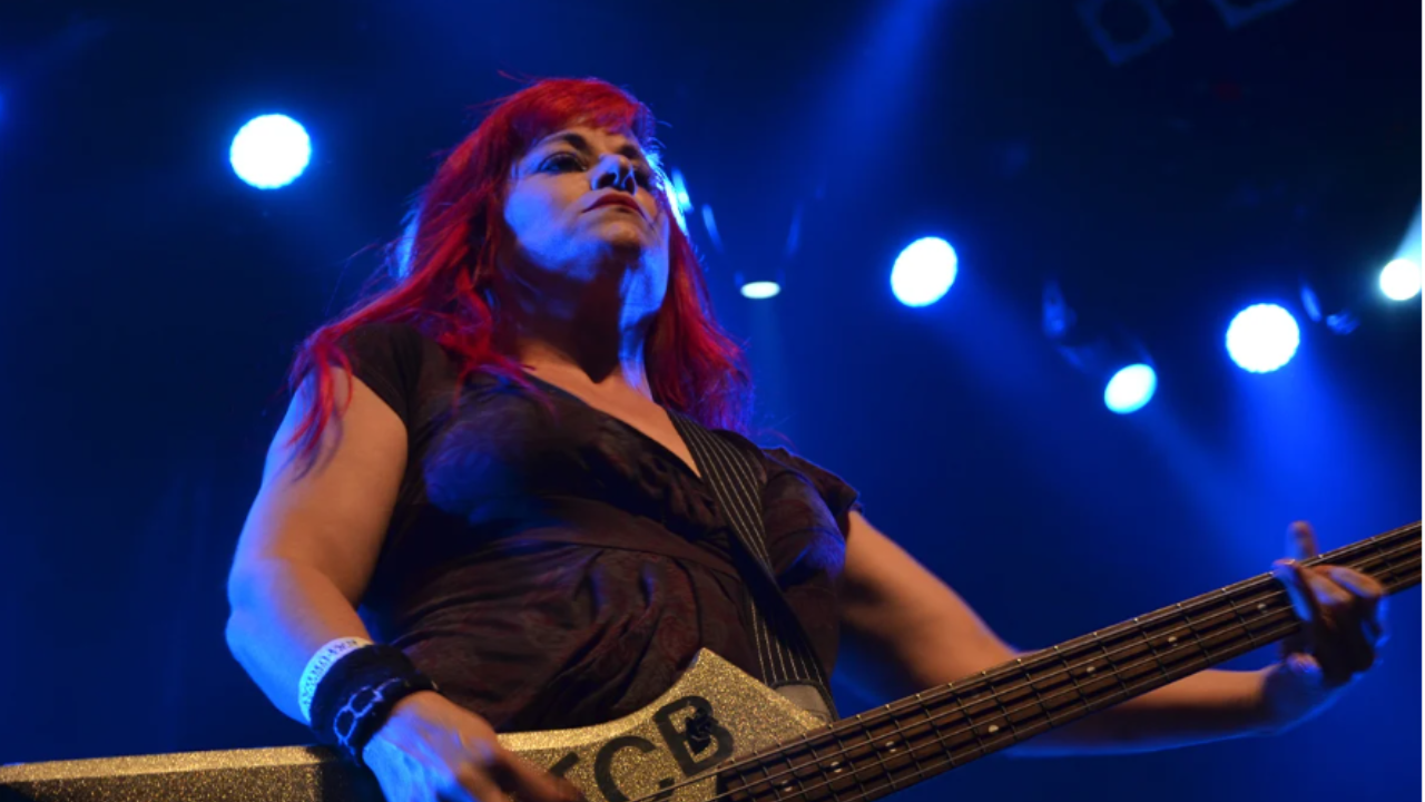 Músicos de Pearl Jam, Korn e Bikini Kill apoiam arrecadação para Jennifer Finch da L7