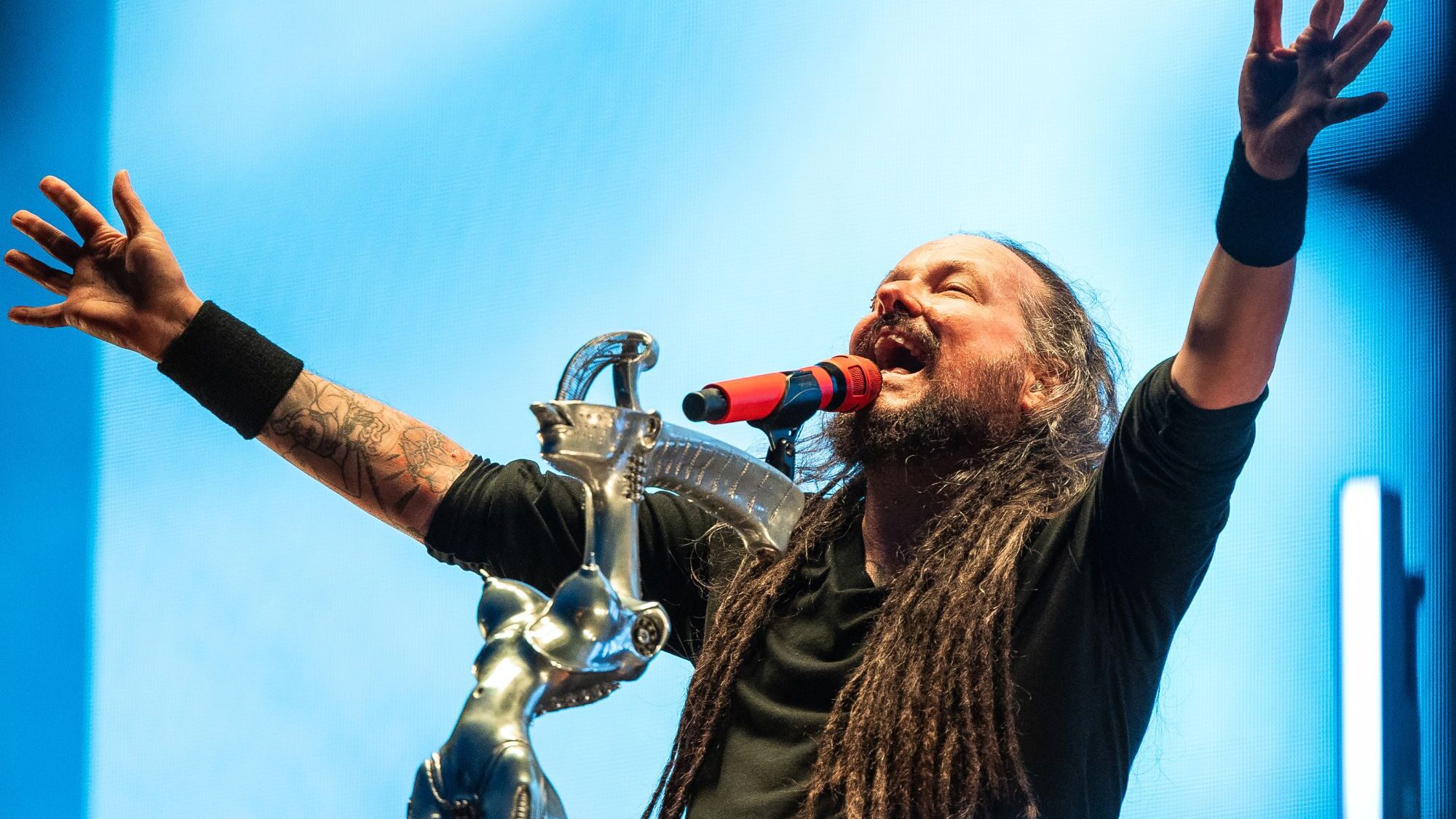 Jonathan Davis, do Korn, se casa no mesmo dia de Taylor Swift e Travis Kelce