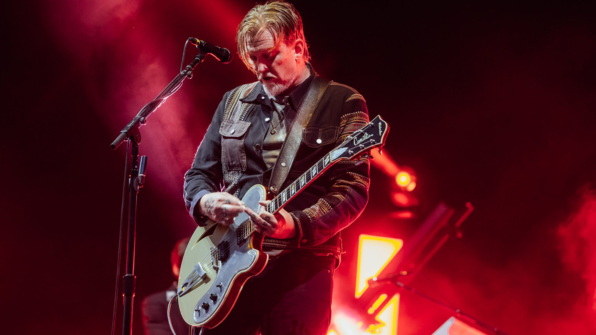 Josh Homme, do Queens Of The Stone Age, vai aparecer no “Celebrity Gogglebox”