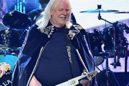 Rick Wakeman anuncia turnê “Wizard of Prog” para 2027