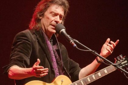 Steve Hackett se mostra aberto a uma reunião do Genesis