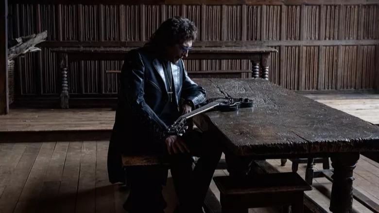 Tony Iommi anuncia álbum solo “From the Dark” e lança primeiro single