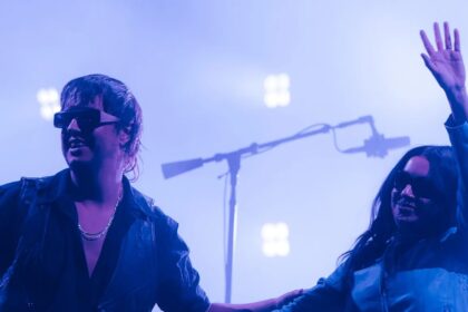 The Strokes chamam Charli xcx ao palco do Outside Lands para dueto de “Take It or Leave It”