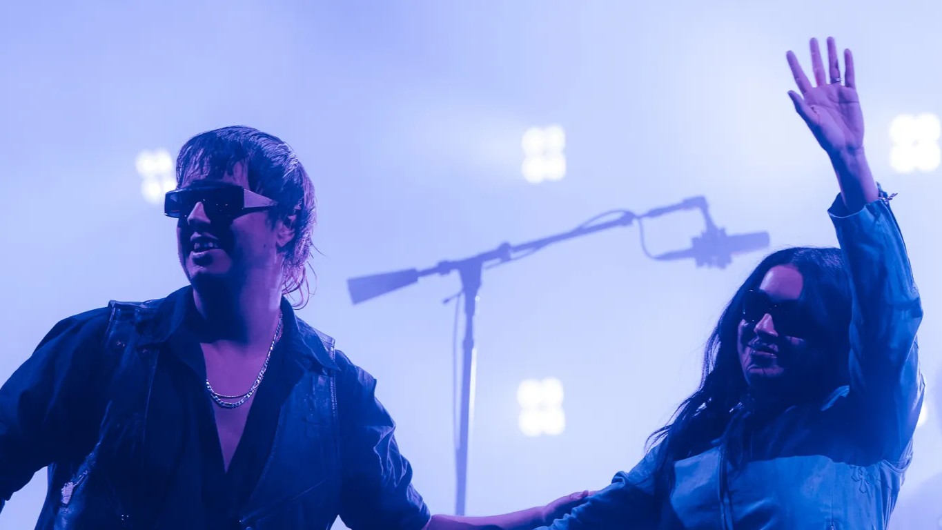 The Strokes chamam Charli xcx ao palco do Outside Lands para dueto de “Take It or Leave It”