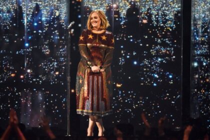 Adele se apresentou em sala espelhada de Yayoi Kusama, artista que faleceu aos 97 anos