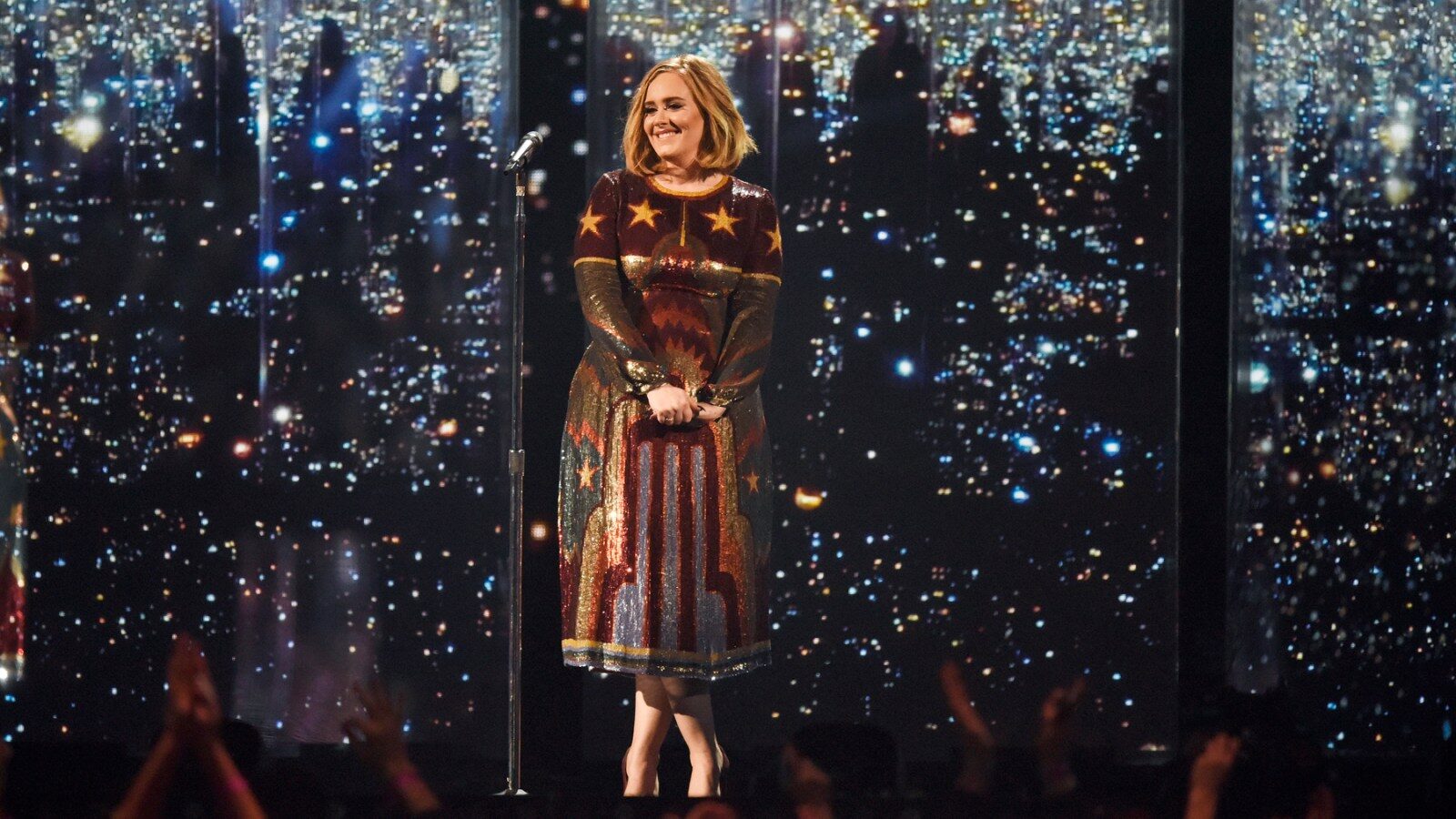 Adele se apresentou em sala espelhada de Yayoi Kusama, artista que faleceu aos 97 anos