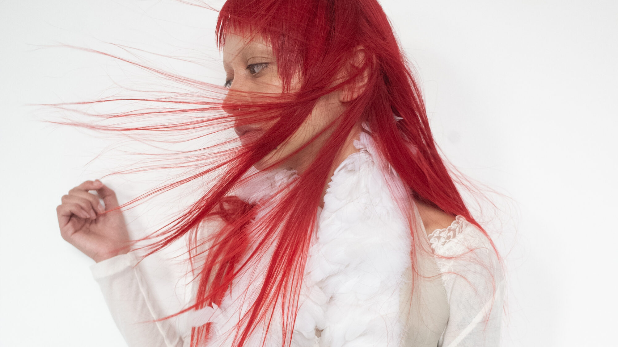 Akriila lança playlist exclusiva e revela detalhes de seu novo álbum, “Lucy Miró Al Mundo Y Notó Que Está Girando, Es Mi Segundo Disco”